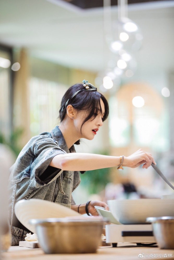 郑爽|郑爽疑似在上海买别墅，发文秒登热搜第一，自称老命一条，我扛得起