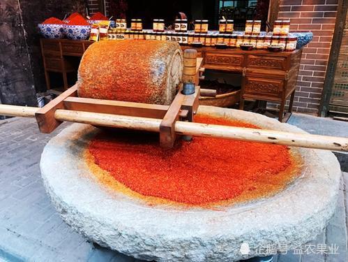 传统石碾碾出来的辣椒酱陕北人从小吃