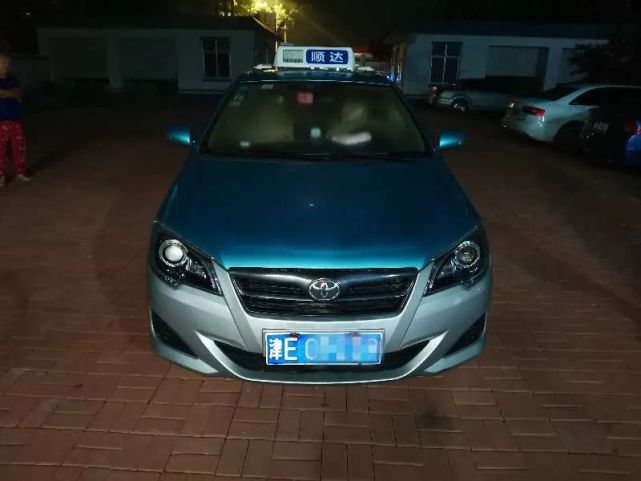 一辆牌照为津exxx39的出租车自北向南驶来,"见前方警力拦检,该车有