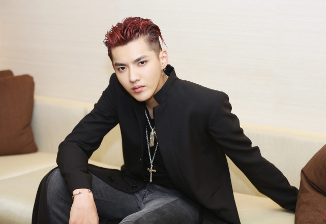 就拿吴亦凡保安和鞠婧祎助理事件来说,粉丝关注的焦点不是工作人员的