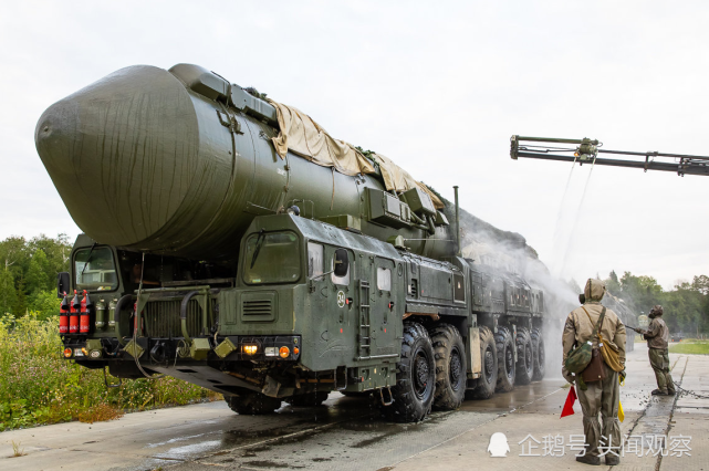 mzkt-79221军用运输车装载的亚尔斯导弹长度为20.9米,直径为1.