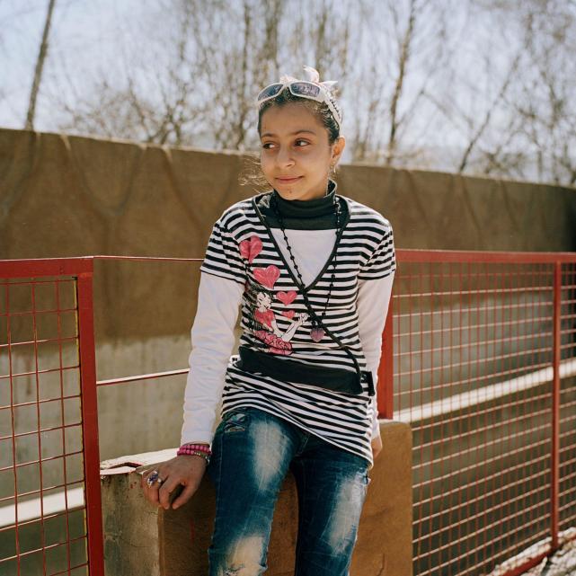 美国摄影师emily berl 就为叙利亚女孩拍摄了一组肖像照,希望大家能