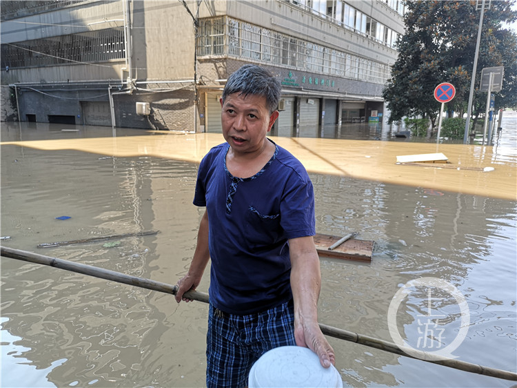 巴南 交易厅市场 被淹守在水里的店主用竹竿捞起一个个 土坛坛 腾讯新闻