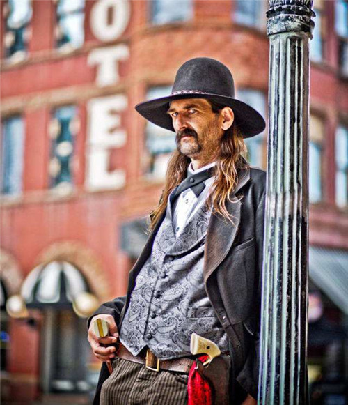 比尔·希科克|美国西部第一快枪手：正面单挑杀百人，结果第一次暴露后背就死了