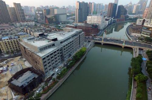 这座位于上海市原闸北区南部,苏州河北岸,西藏路桥西北角的仓储式建筑