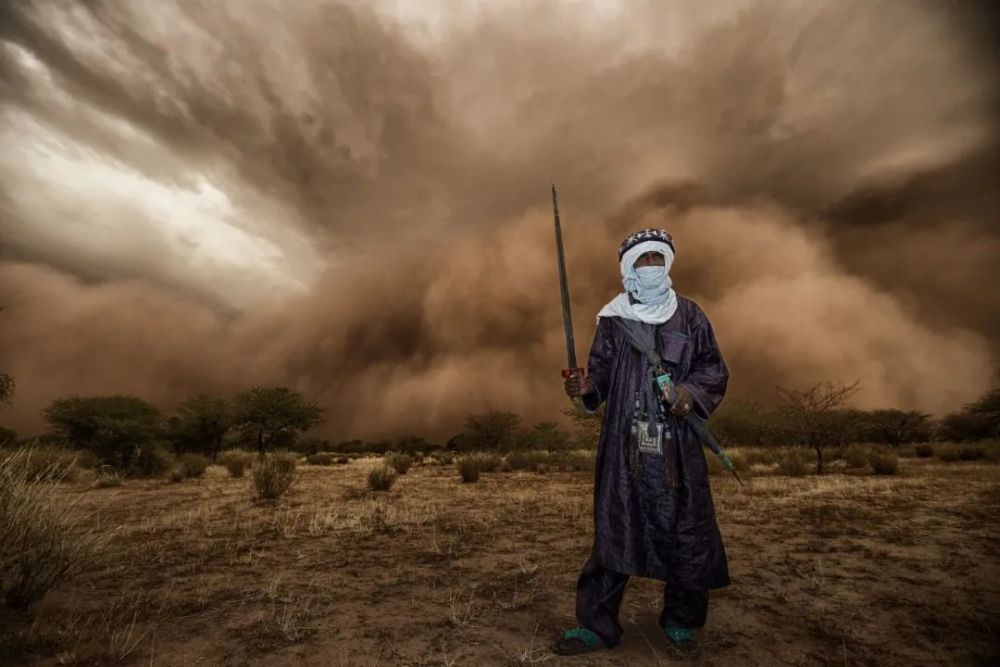 图阿雷格人常年在沙漠中放牧作战,佩戴面纱可以抵御撒哈拉沙漠中强大
