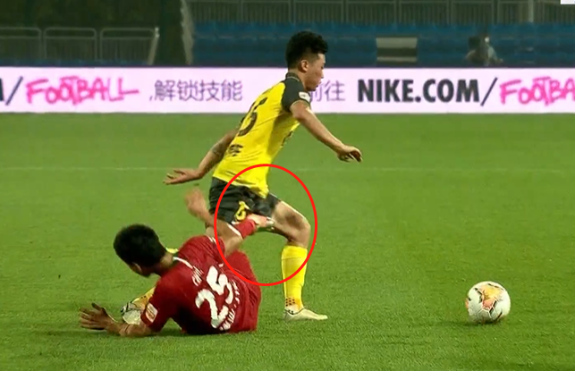 太狠了!恒大22岁大将惨遭暗算:一脚被踢中要害 痛得满地翻滚