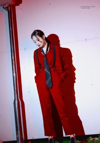 乘风破浪的姐姐|张雨绮光脚跳屋顶着火，舞台翻车仍惹人喜欢，背后操守值得佩服