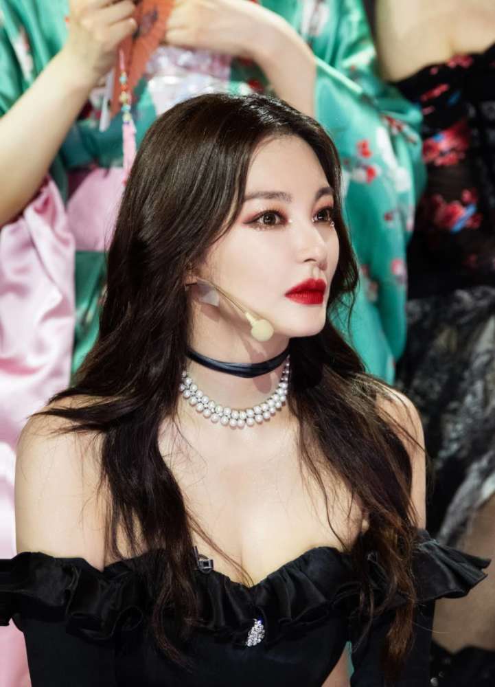 乘风破浪的姐姐|张雨绮光脚跳屋顶着火，舞台翻车仍惹人喜欢，背后操守值得佩服