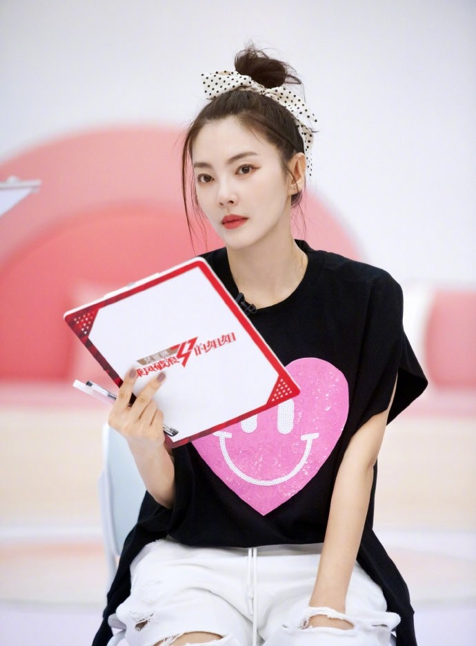 乘风破浪的姐姐|张雨绮光脚跳屋顶着火，舞台翻车仍惹人喜欢，背后操守值得佩服