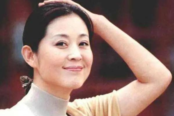 倪萍|61岁的倪萍用经历告诉我们，年轻人的腰杆不必撑得那么直！