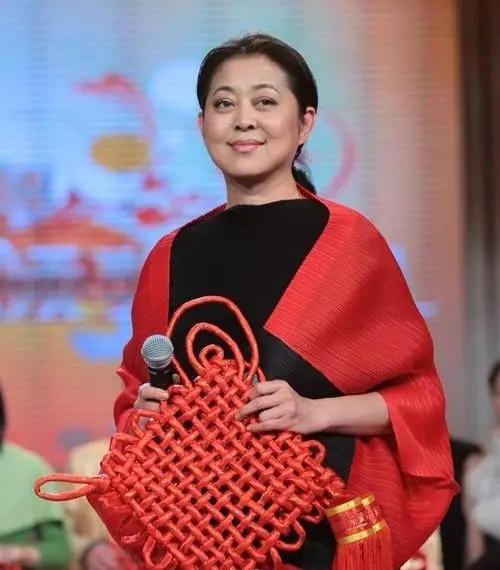 倪萍|61岁的倪萍用经历告诉我们，年轻人的腰杆不必撑得那么直！