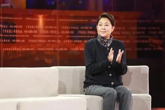 倪萍|61岁的倪萍用经历告诉我们，年轻人的腰杆不必撑得那么直！