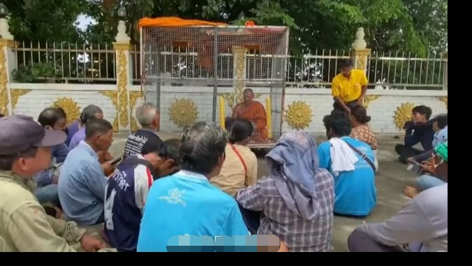 泰国_社会|泰国有寺庙念经太吵遭投诉，住持自关狗笼表不满！