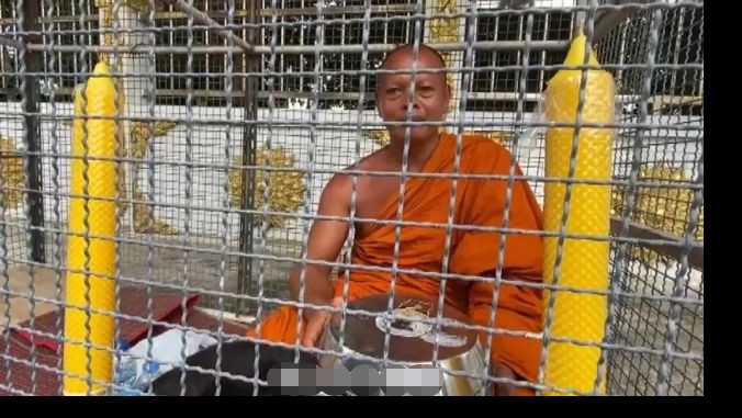 泰国_社会|泰国有寺庙念经太吵遭投诉，住持自关狗笼表不满！