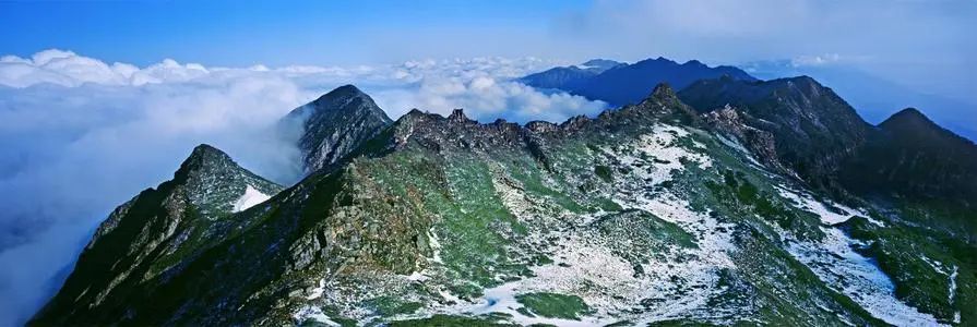 蒼山,是雲嶺山脈南端的主峰,由十九座山峰由北而南組成,北起洱源鄧川