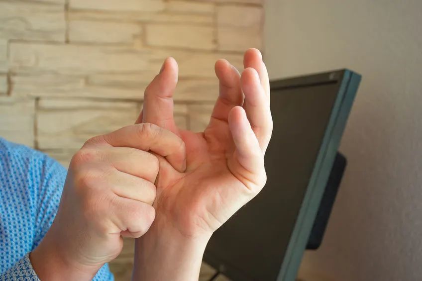 一天夜里,李阿姨半夜睡觉突然左手麻,一下子麻醒了,她迷糊迷糊糊地