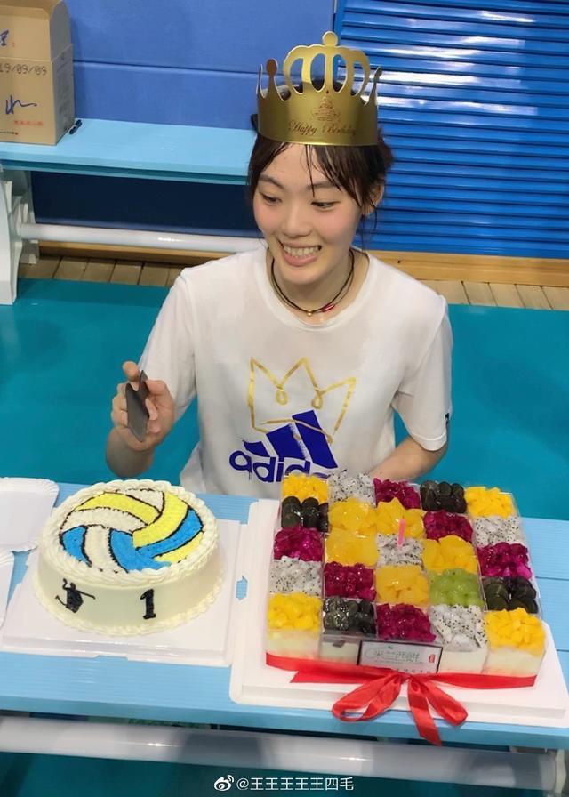 祝福女排美女重伤复出后喜迎25岁生日惨遭蛋糕拍脸笑容灿烂
