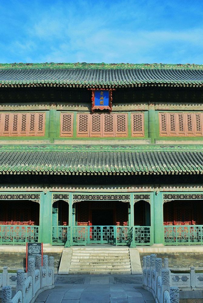 所以为了防火,故宫给藏书阁屋顶覆以黑色琉璃瓦.