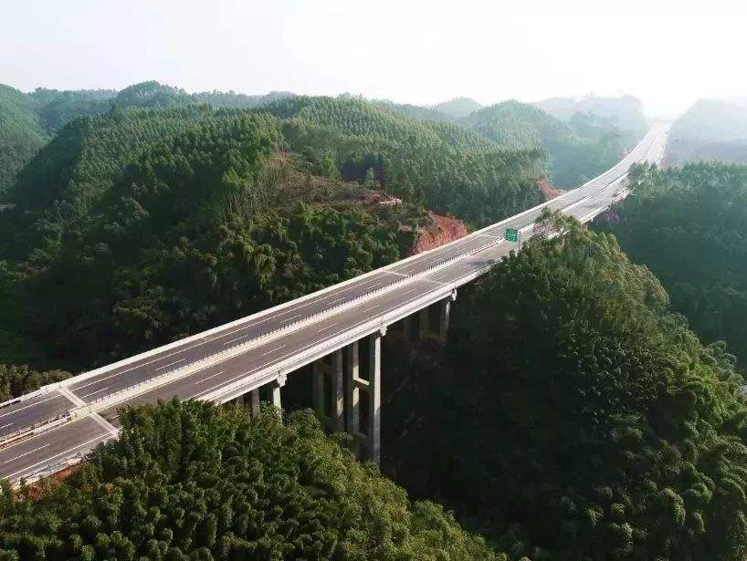 峨边彝族自治县位于小凉山区,黑竹沟风景名胜区就位于其境内,有一条峨