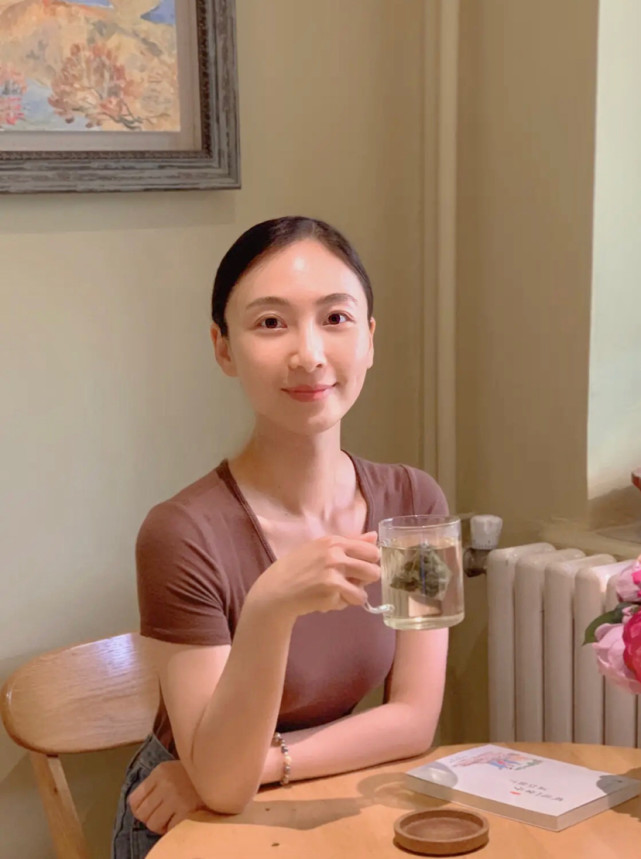 漂亮美女明星田娜棕色t恤搭配蓝色牛仔裤甜美写真