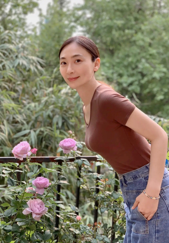 漂亮美女明星田娜棕色t恤搭配蓝色牛仔裤甜美写真