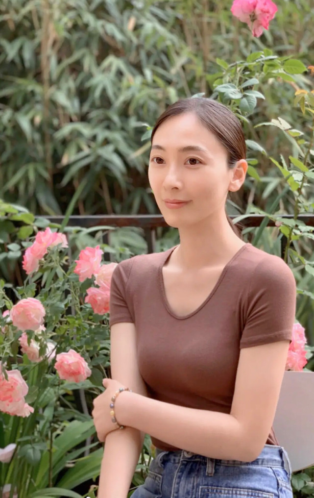 漂亮美女明星田娜棕色t恤搭配蓝色牛仔裤甜美写真