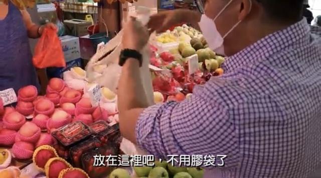 霍启刚|霍启刚自备环保袋街头买菜，精挑细选才花25元，老实排队没架子