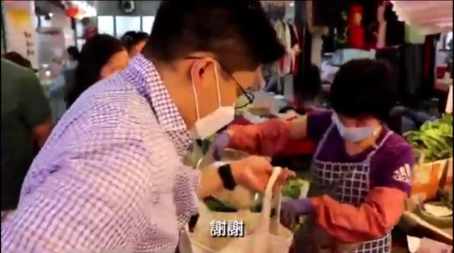 霍启刚|霍启刚自备环保袋街头买菜，精挑细选才花25元，老实排队没架子