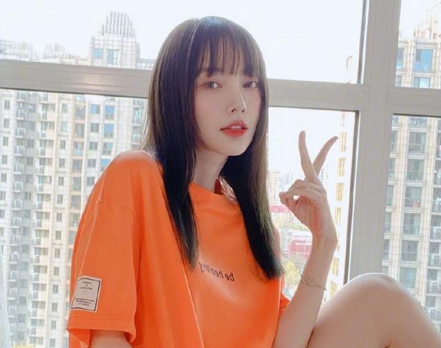 李小璐|李小璐深夜玩说唱，打扮中性酷劲十足，动作和神态跟pgone很像