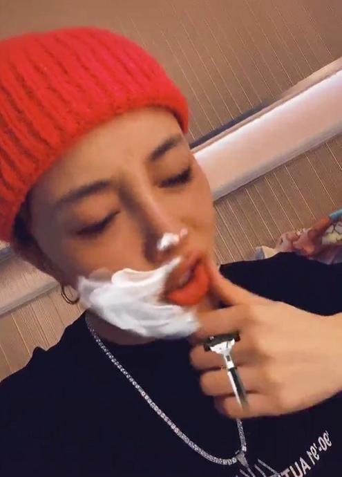 李小璐|李小璐深夜玩说唱，打扮中性酷劲十足，动作和神态跟pgone很像