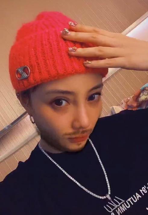 李小璐|李小璐深夜玩说唱，打扮中性酷劲十足，动作和神态跟pgone很像