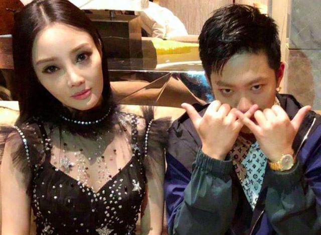 李小璐|李小璐深夜玩说唱，打扮中性酷劲十足，动作和神态跟pgone很像