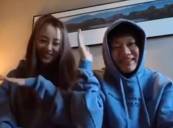 李小璐|李小璐深夜玩说唱，打扮中性酷劲十足，动作和神态跟pgone很像