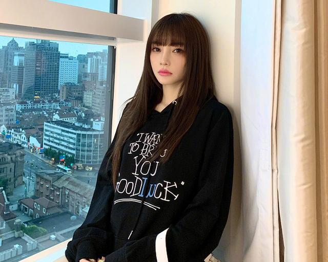 李小璐|李小璐深夜玩说唱，打扮中性酷劲十足，动作和神态跟pgone很像