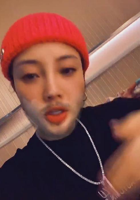 李小璐|李小璐深夜玩说唱，打扮中性酷劲十足，动作和神态跟pgone很像