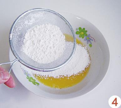 用筷子搅打至白糖化开.