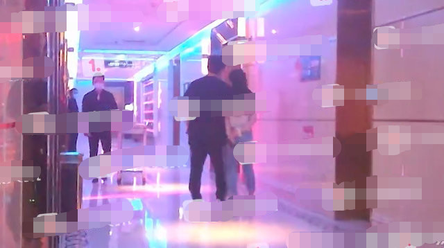 王岳伦|王岳伦深夜神秘女子同框，双手贴墙壁咚举止亲密，不怕李湘发飙？