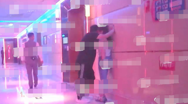 王岳伦|王岳伦深夜神秘女子同框，双手贴墙壁咚举止亲密，不怕李湘发飙？