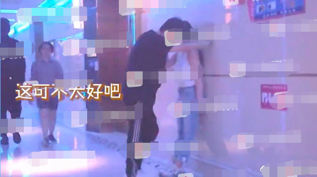 王岳伦|王岳伦深夜神秘女子同框，双手贴墙壁咚举止亲密，不怕李湘发飙？