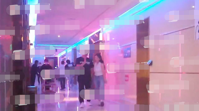 王岳伦|王岳伦深夜神秘女子同框，双手贴墙壁咚举止亲密，不怕李湘发飙？