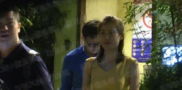 王岳伦|王岳伦深夜神秘女子同框，双手贴墙壁咚举止亲密，不怕李湘发飙？