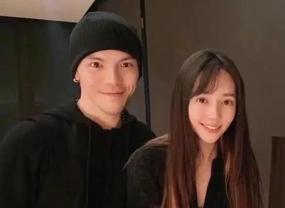 向佐|向佐陪郭碧婷待产，独自露面却憔悴不堪，难道夫妻之间吵架了？