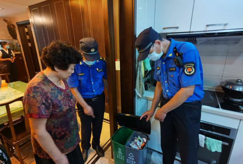 垃圾分类|小区垃圾分类做得怎么样？物业居委会现场观摩垃圾分类全过程