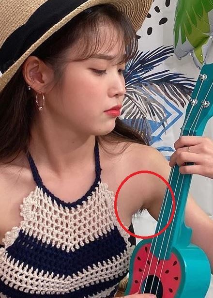 iu没刮腋毛被抓包穿无袖露超黑细毛网友放大一看笑了