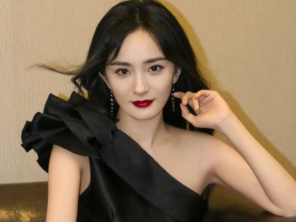 杨幂|知名女星跟迷弟小鲜肉又被拍到同居了！跳过官宣恋爱直奔结婚？