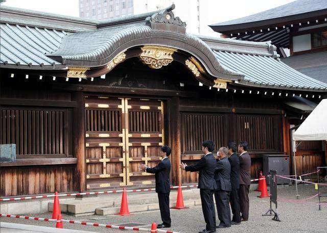 日本戰敗75週年安倍內閣成員前首相之子小泉進次郎參拜靖國神社