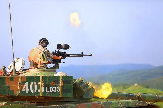 坦克高射机枪实弹射击.