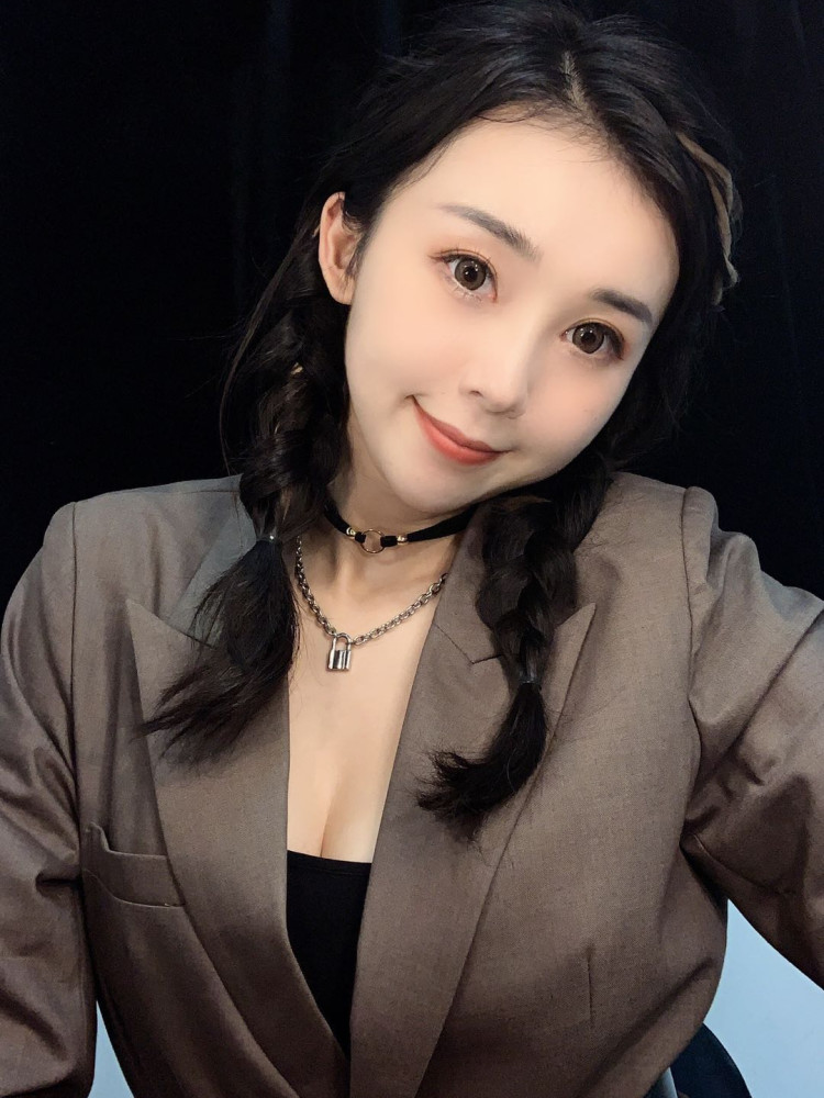 恋爱1周年!nba最美主播张曼源,晒幸福合照庆祝,坦言胖了20斤