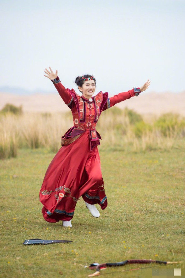 谢娜蒙古族造型再现"华筝公主",骑马射箭英姿不减当年,惊艳十足